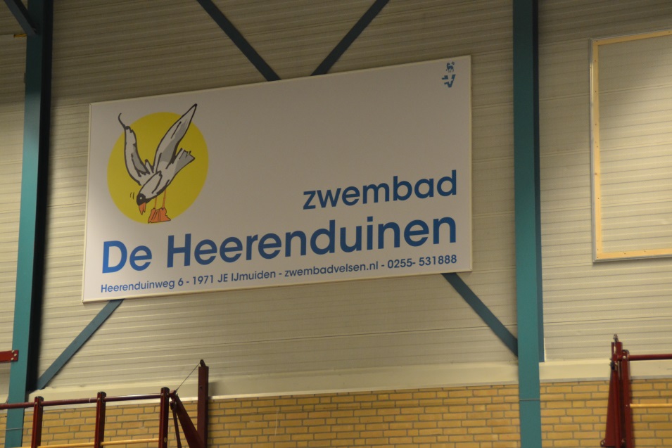 Reclamebord of - doek in sporthal of zwembad
